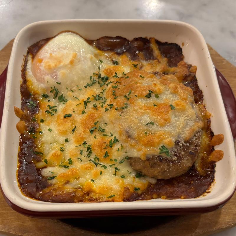 デミグラスソースと温泉卵のハンバーグドリア(Harold&Co)