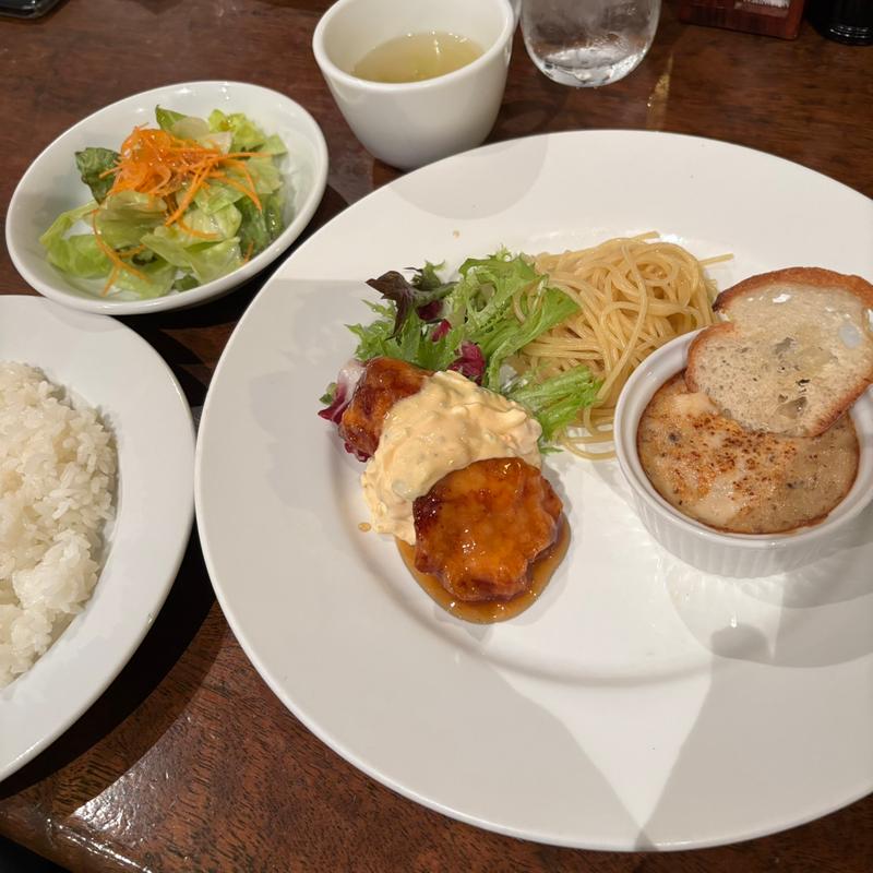 鶏肉のサウザンソースかけと魚介類のグラタン(東レ社員クラブ)