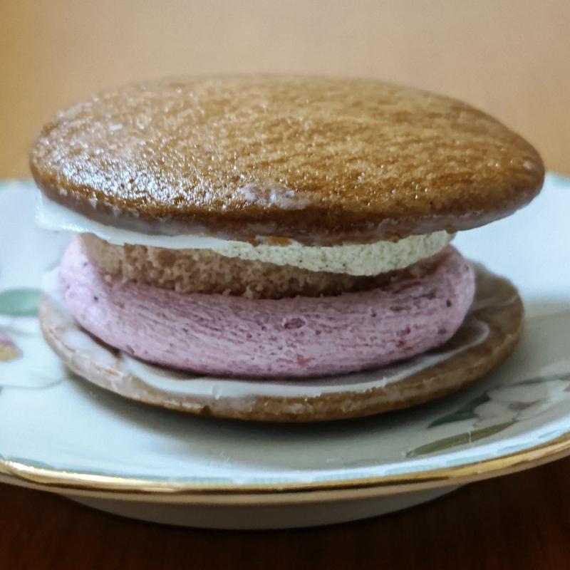 マカロンサンド  バニラ&イチゴ(ファミリーマート 上永谷駅前店)