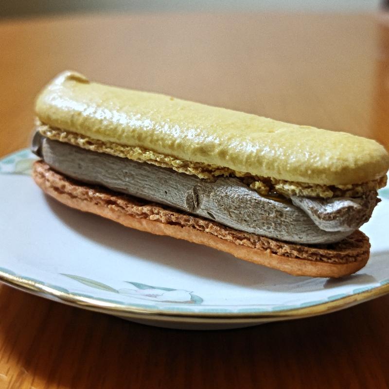 マカロンサンド  チョコレート&パッションパイン(ファミリーマート 上永谷駅前店)