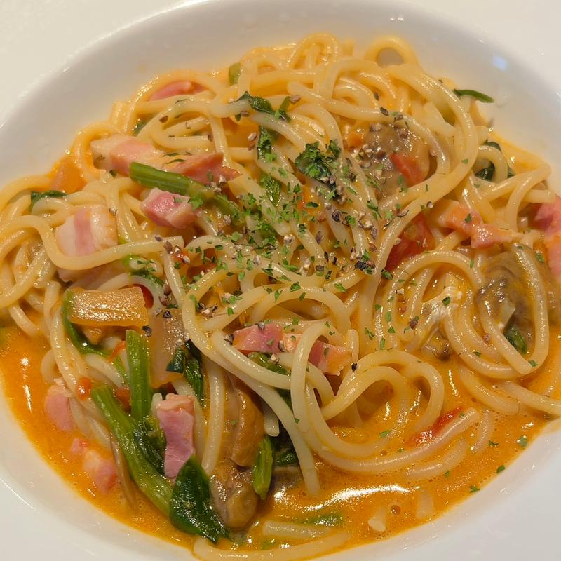 ポルチーニ茸とほうれん草のトマトカルボナーラ(馬車道 川島インター店)