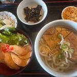 蒸し鳥丼セット、とっぴんできつねを注文
