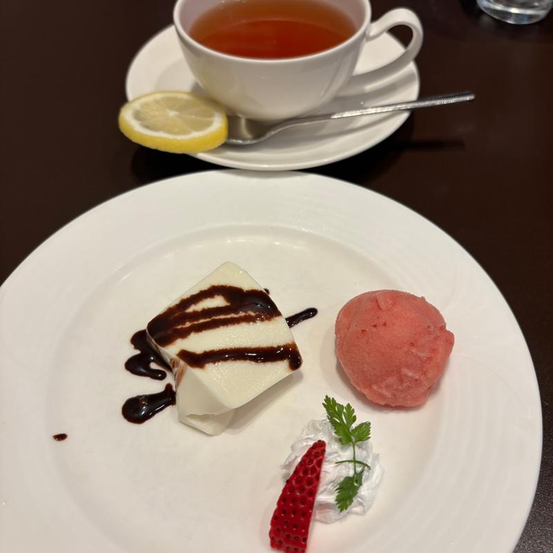 パンナコッタといちごシャーベット(新宿中村屋 オリーブハウス)