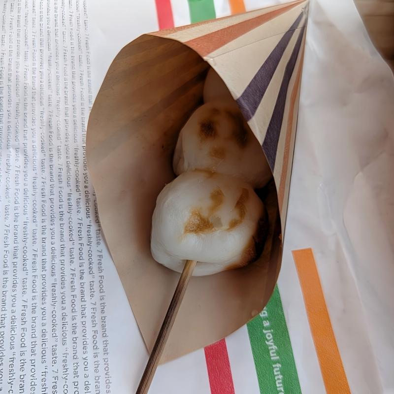 お店で焼いたみたらし団子(セブン-イレブン 大阪・関西万博ウォータープラザ店)