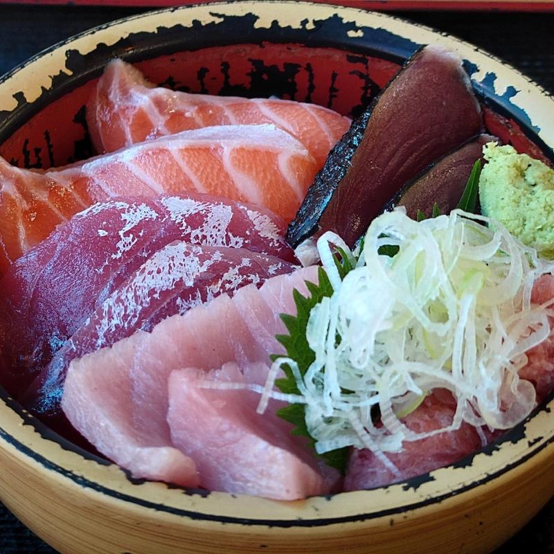 紅丼(タカマル鮮魚店 本館)