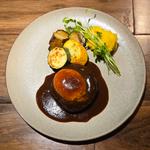 洋食堂のろの煮込みハンバーグ 赤味噌デミグラス ポーチドエッグ添え