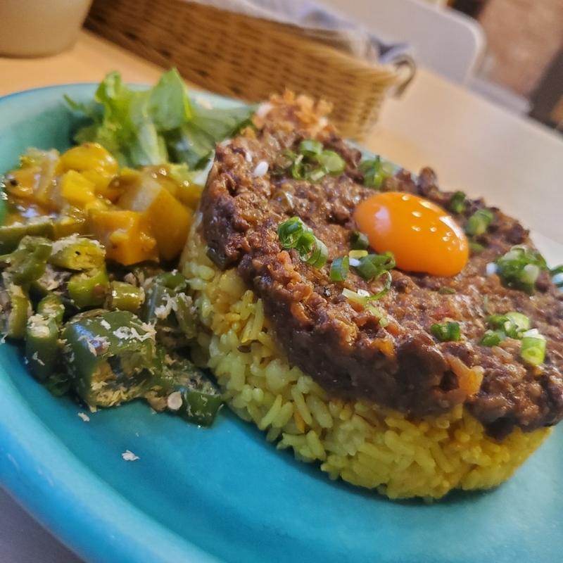 国産ビーフのキーマトッピングセット付き(こちら春日部市 学校どおり前カレー屋)