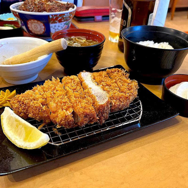 特大ロースかつ 定食セット付き(かつグルメ 泉崎店)