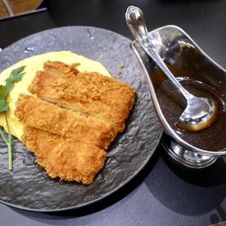 期間限定：スパイシー黒カレー＆チキンカツオムライス(日本橋三代目 たいめいけん KITTE大阪店)
