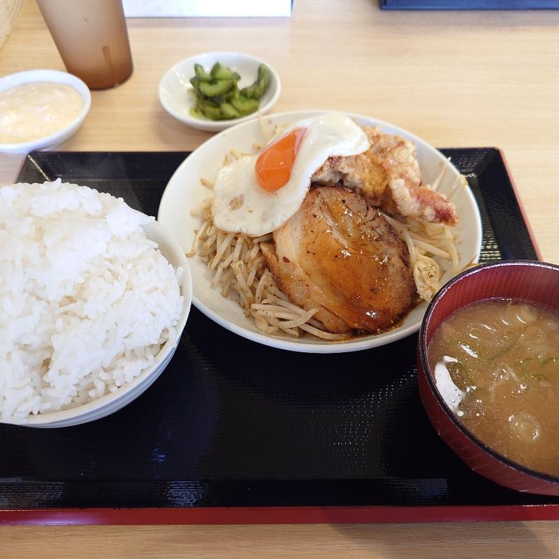 平日ランチ定食(中毒飯チョモランマ)