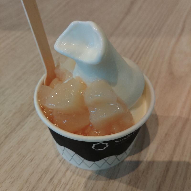 白蛇白桃サンデー(金蛇水神社外苑 SandoTerrace IKoMiKi (サンドウ テラス イコミキ))