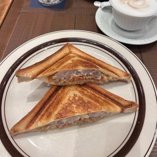 塩麹チキンときんぴらのホットサンド