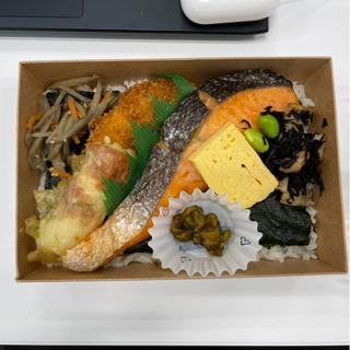 魚屋の海 苔 弁 当 （ 鮭 ）