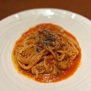 ベーコンとトマトの凝縮ロングパスタ