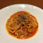 ベーコンとトマトの凝縮ロングパスタ