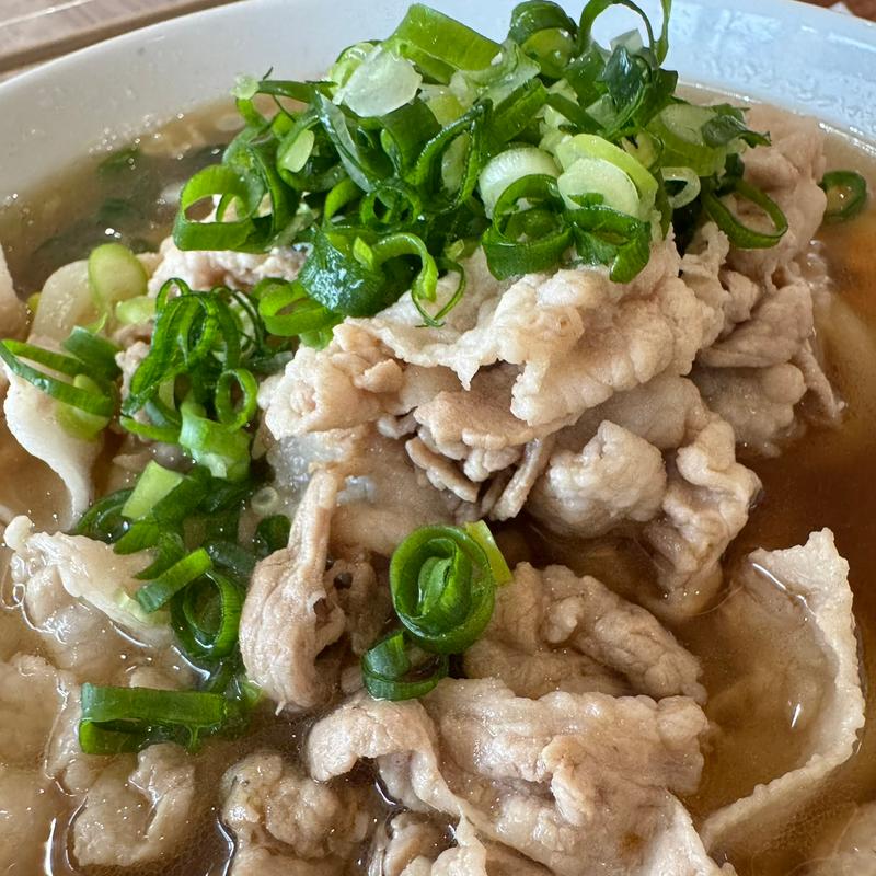 ぶた盛りうどん(ガーデンキッチン ニシムタ スーパーセンター五十市店)