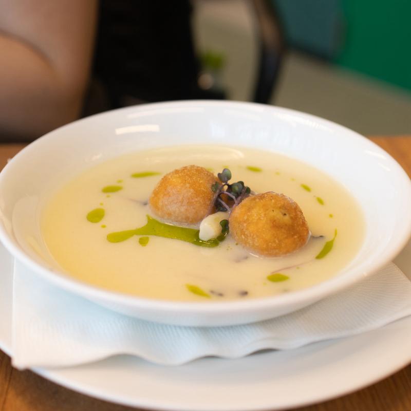 ポロネギとポテトのクリームスープ、クリスピー野菜(「ミシュカ」キッチン＆バー)