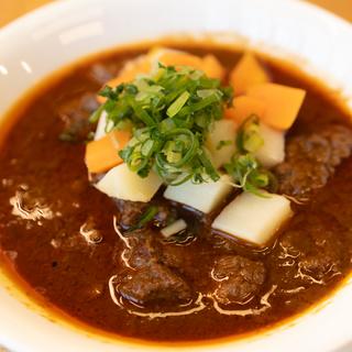 グヤーシュ・スープ、ポテトコンフィ(牛肉)