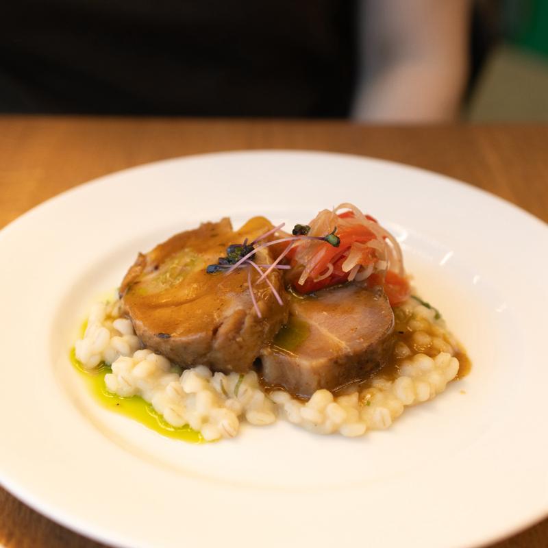 バーチカ風大麦リゾット、豚肉のロースト(豚肉)(「ミシュカ」キッチン＆バー)