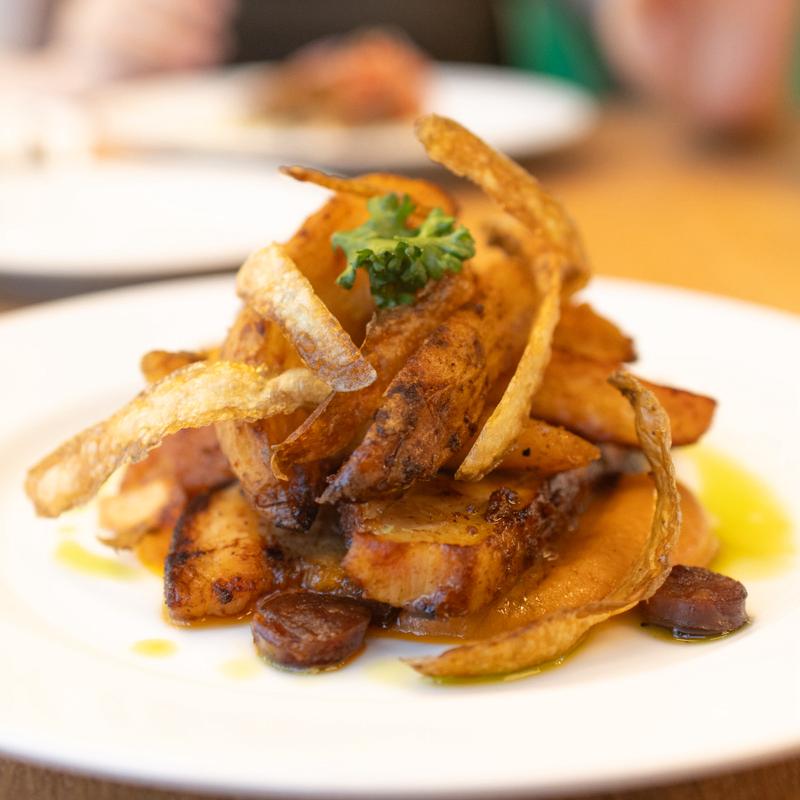 パプリカ風味のポテト、豚スペアリブ、きゅうりのサラダ(豚肉)(「ミシュカ」キッチン＆バー)