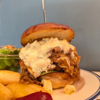 牛すじラグーのチリチーズバーガー燻製タルタルバージョン