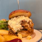 牛すじラグーのチリチーズバーガー燻製タルタルバージョン