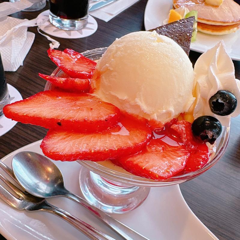 いちごのサンデー(カフェ コスモ)