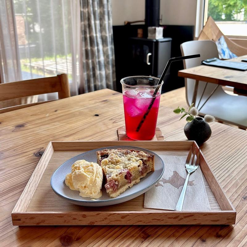 ルバーブタルト アイス添え 赤紫蘇ソーダ割(ilo cafe)