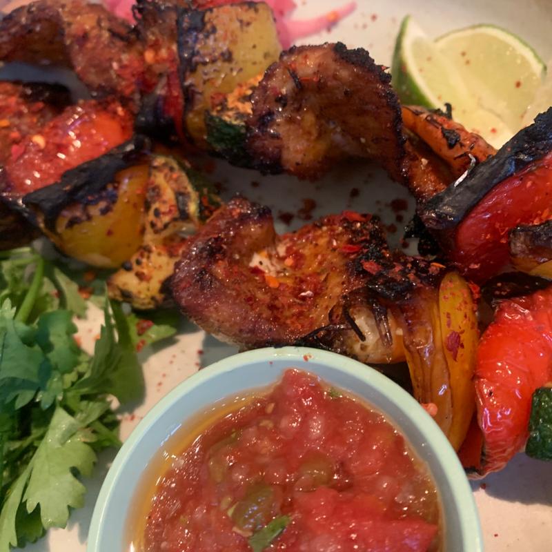 海老とイベリコ豚の串焼き／ブロチェッタ(MUCHO MODERN MEXICANO)