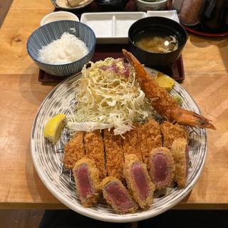 牛かつと熟ロースかつ定食(小エビフライ追加)