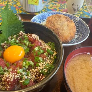 ネギトロユッケ丼とメンチカツ(キッチンカフェ ばる)