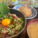 ネギトロユッケ丼とメンチカツ