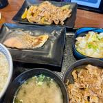 牛鮭定食に牛皿大盛り