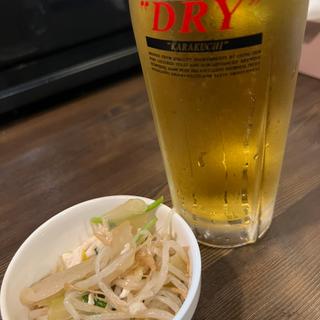 お通し　もやし鶏皮和え　生ビール