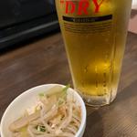 お通し　もやし鶏皮和え　生ビール
