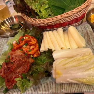 キムチ、漬物、エゴマの葉、サンチュセット(李さんの台所)