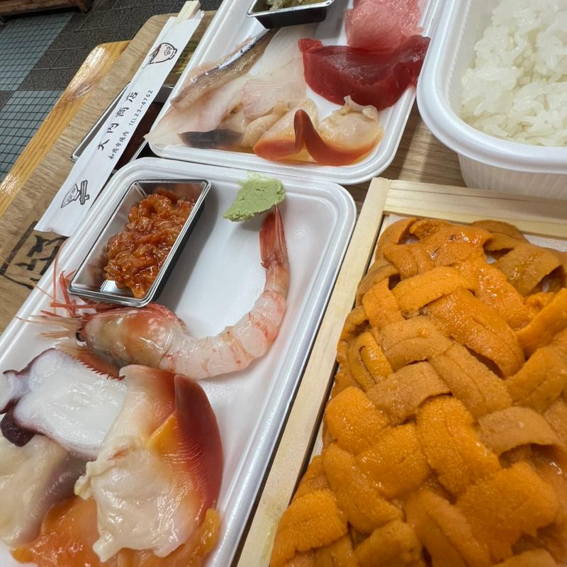 バフン箱雲丹　ボタンエビ　ホッキ貝刺身、蒸し　本鮪赤身　大トロ　オヒョウ　ししゃも刺身(釧路和商市場)