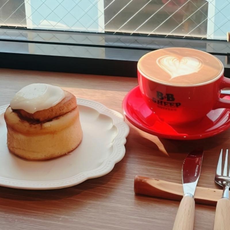 ふんわりシナモンロール  カフェラテ(BB SHEEP COFFEE)