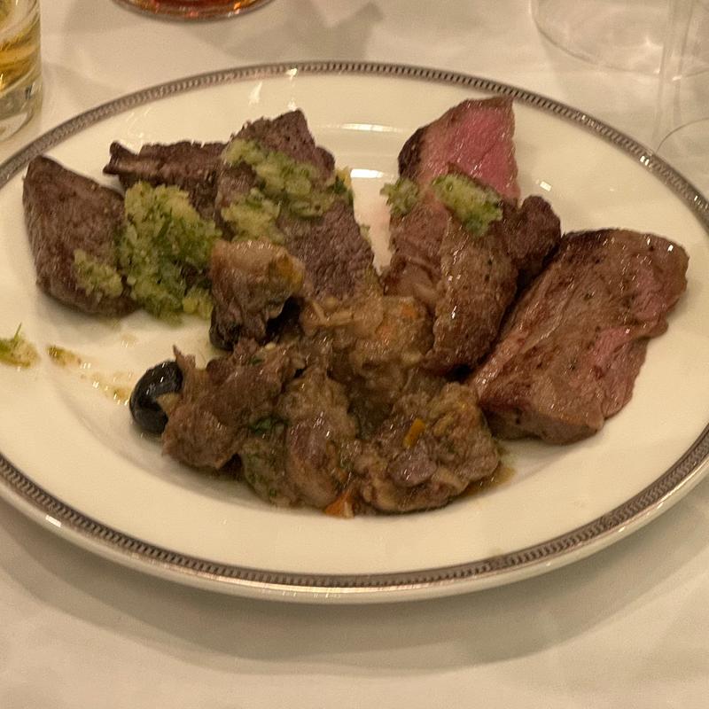 ビーフステーキ 燻製白葱ソース、牛肉のカチャトーラ オリーブとヴィネガー煮込みほか(名古屋マリオットアソシアホテル 宴会場)