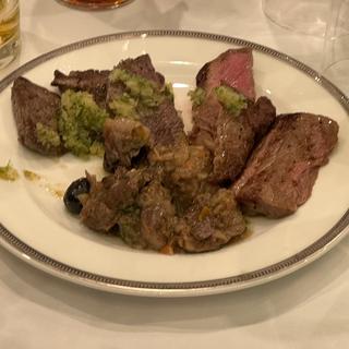 ビーフステーキ 燻製白葱ソース、牛肉のカチャトーラ オリーブとヴィネガー煮込みほか