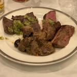 ビーフステーキ 燻製白葱ソース、牛肉のカチャトーラ オリーブとヴィネガー煮込みほか
