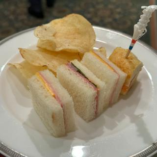 サンドイッチ、ポテトチップ