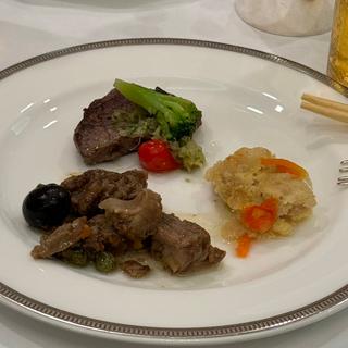ビーフステーキ 燻製白葱ソース、牛肉のカチャトーラ オリーブとヴィネガー煮込み、白身魚のエイグルドゥーソース