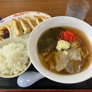 朝ラーメン半ライス
