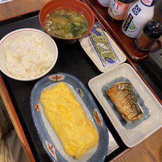 焼き魚とだし玉子焼きの朝定食