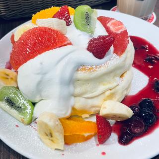 フレッシュフルーツのリコッタパンケーキ