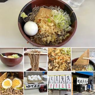 冷やし半たぬき半きつねそばにゆでたまご