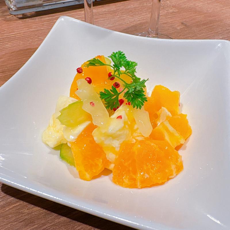 オレンジとセロリ、モッツァレラのマリネサラダ(赤白 ルクア大阪店 （コウハク）)