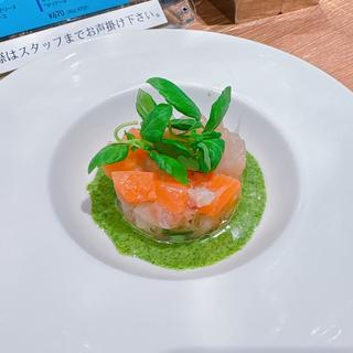 サーモンと真鯛のマリネ ガーデン野菜のカクテルサラダ 塩レモンミントソース