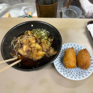 ゲソ天そば　いなり2コ